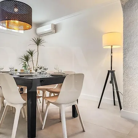 Chic With Pool, Garden And Parking Rems וילה