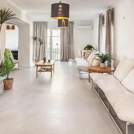 Chic With Pool, Garden And Parking Rems וילה